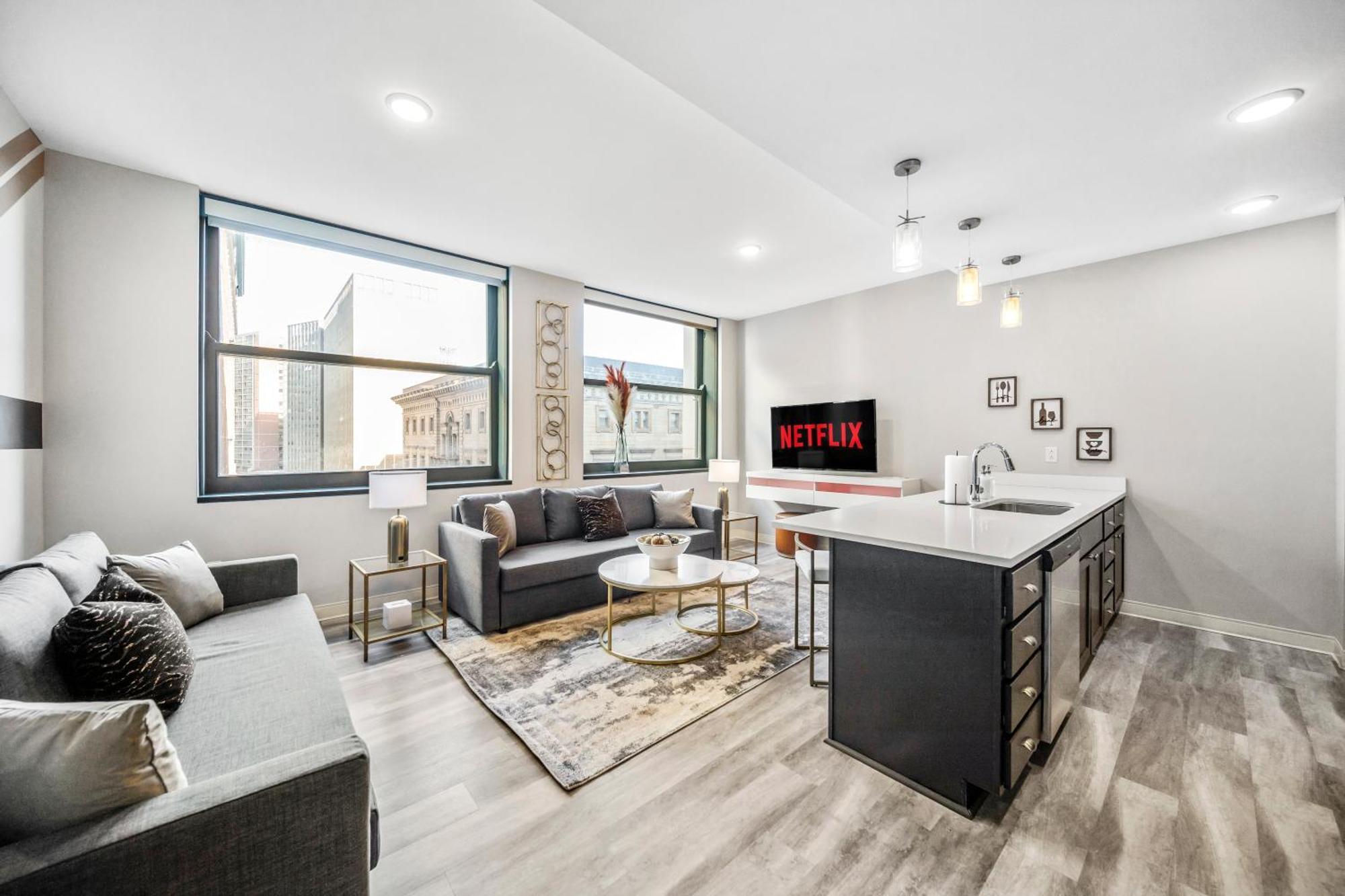 506- 2br Unit With Olympic Pool & Steam Access In Downtown Playhouse Square *